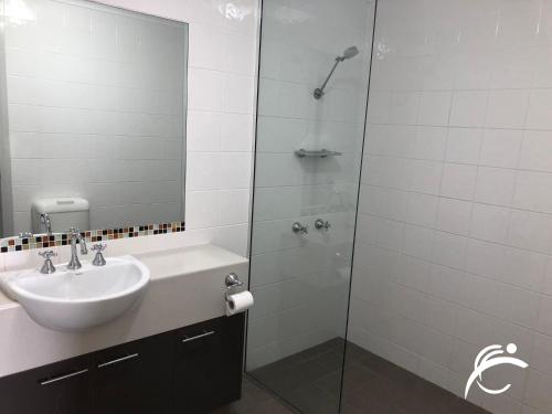 格里菲斯科罗俱乐部汽车旅馆的一间带水槽和淋浴的浴室