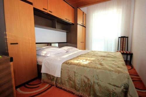 特斯特诺Apartments with WiFi Trsteno, Dubrovnik - 8738的一间卧室设有一张床和一个大窗户