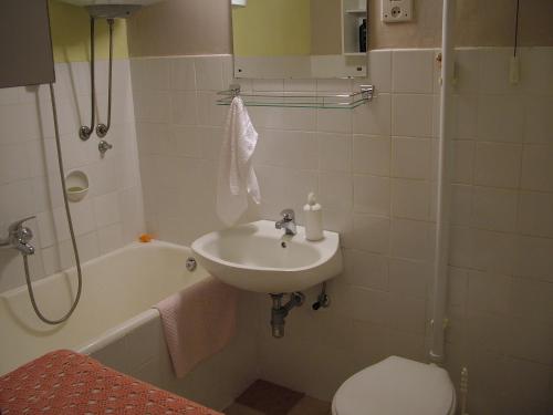 斯普利特Apartments with WiFi Split - 11312的一间带水槽、浴缸和卫生间的浴室