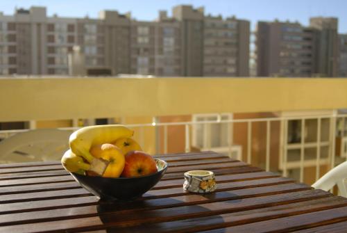 斯普利特Apartments with WiFi Split - 11312的坐在阳台上木桌旁的水果碗