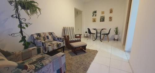 马瑙斯Boulevard的带沙发、椅子和桌子的客厅