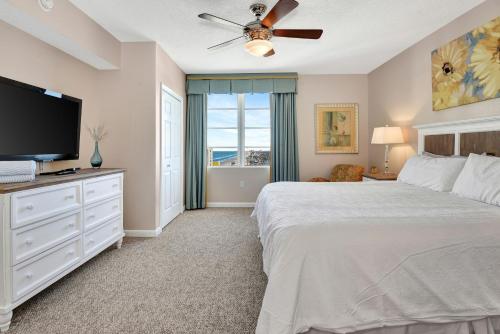 代托纳海滩Vitamin Sea - Modern Beach Highrise At Ocean Walk Resort Daytona Beach的一间卧室配有一张床和一台平面电视