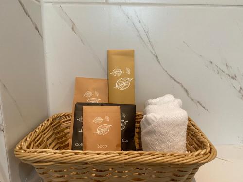 卡农勒派提特圣特罗佩度假屋的客房内的带洗浴用品和毛巾的篮子