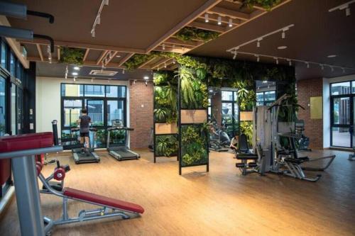 普崇Pavilion Premier Suite Puchong - 6-7pax 3R2B的墙上有很多植物的健身房