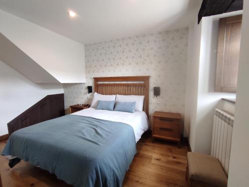 PiluPeta Casa de Aldea的一间卧室配有一张带蓝色毯子的床