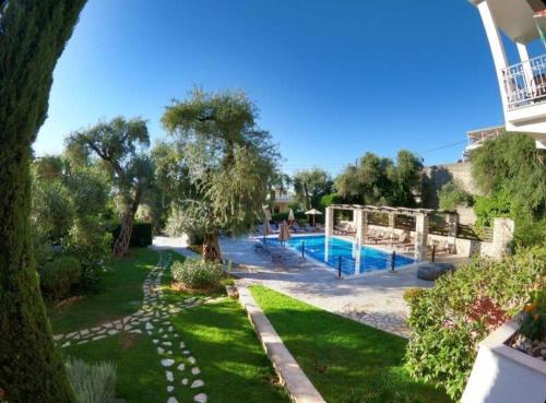 帕尔加Vassilis Guest House的享有庭院内游泳池的景色