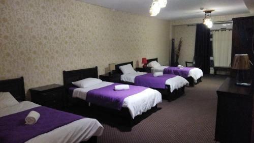 拉马拉卡萨布兰卡酒店客房内的一张或多张床位