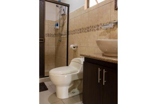 利蒙港Aptos Casa Caribe, habitaciones privadas en aptos compartidos & aptos completos con auto entrada的一间带卫生间和水槽的浴室