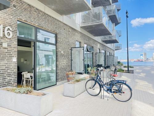 奥尔堡aday - Harbor Groundfloor Own Entrance - Studio的停在建筑物一侧的自行车