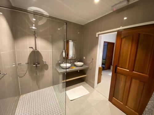 普拉兰多尔度假屋的一间带两个水槽和玻璃淋浴间的浴室