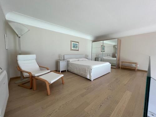 特拉帕尼Luxury Loft on the Sea的一间卧室配有一张床、一把椅子和镜子