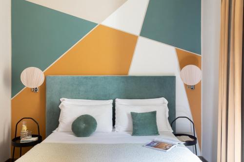 罗马加拉提精品酒店 的一间卧室配有一张带色彩缤纷床头板的床