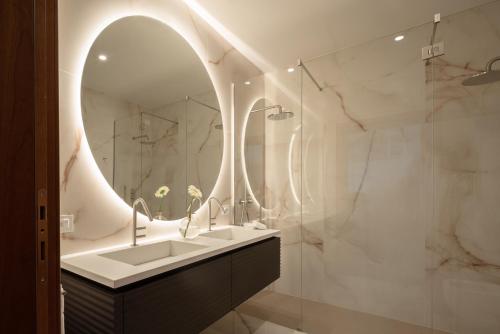 莱切莱切帕特里亚皇宫酒店的一间带水槽和镜子的浴室