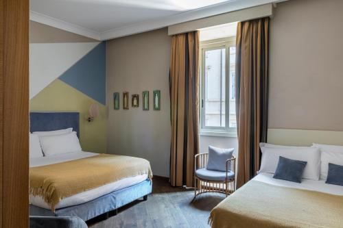 罗马加拉提精品酒店 的酒店客房,配有两张床和椅子