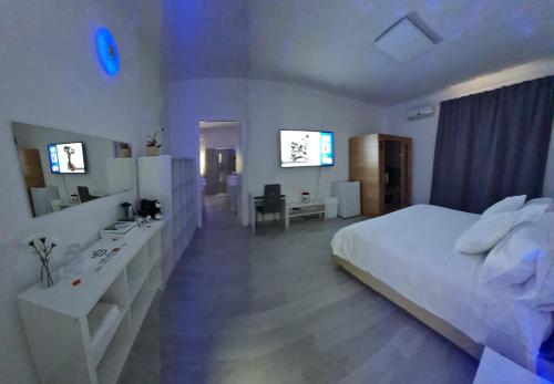 AriMé Besito的卧室配有一张白色大床和一张书桌