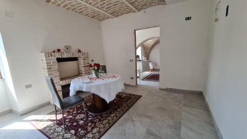 AriMé Besito的白色的客房设有桌子和壁炉