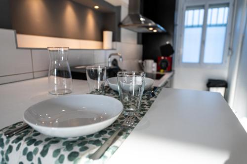 马赛Théa : Studio avec parking privé - Actif+ Location-的一个带玻璃杯和碗的台面