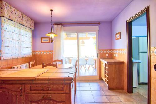佩尼斯科拉Villa Los Olivos的厨房设有紫色墙壁、水槽和桌子