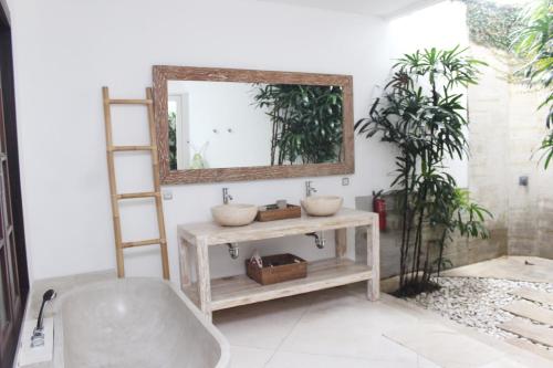 坎古别墅霎哈嘉酒店的一间带水槽和镜子的浴室