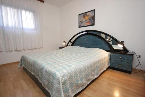 希杰弗朗吉卡Apartments with a parking space Seget Vranjica, Trogir - 8623的一间卧室配有一张床、一个梳妆台和一扇窗户。
