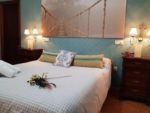 乌夫里克Vivienda Rural Casa Sofía的一间卧室,床上放着鲜花
