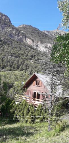 若西耶Chalet cocody jacuzz的山中的一个粉红色房子
