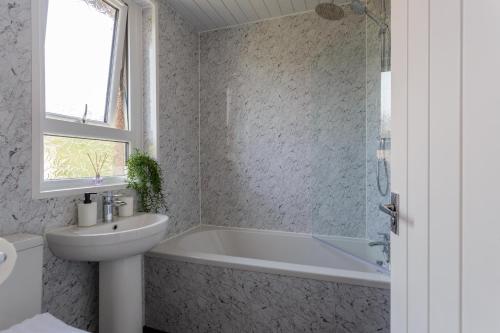 爱丁堡Lovely 2-bed upper villa in Kirkliston Edi Airport的带浴缸、盥洗盆和卫生间的浴室