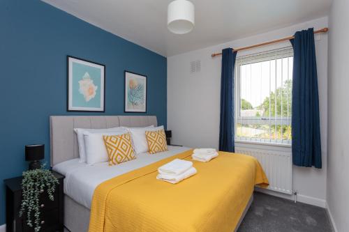爱丁堡Lovely 2-bed upper villa in Kirkliston Edi Airport的一间卧室配有一张黄色毯子床