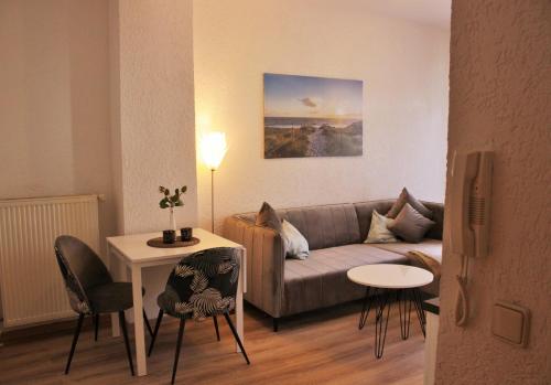 梅泽堡Gästewohnung Merci的客厅配有沙发和桌椅