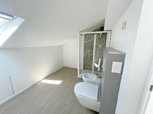 里乔内La Mansardina的一间带卫生间和水槽的浴室