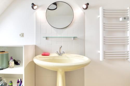 Saint-NicL'Odyssée的一间带水槽和镜子的浴室