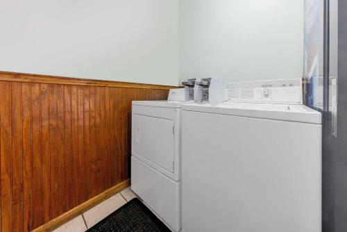 堪萨斯城堪萨斯城巴里路速8汽车旅馆的客房内的白色洗衣机和烘干机