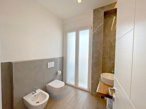 里乔内Arcioun Suite的一间带卫生间和水槽的浴室
