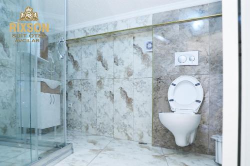 阿瓦西拉尔Rixson Otel的一间带卫生间和玻璃淋浴间的浴室