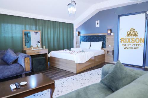阿瓦西拉尔Rixson Otel的酒店客房,配有床和沙发
