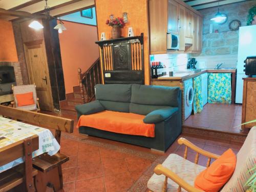 SajazarraCasa Bodega Vacacional的带沙发的客厅和厨房