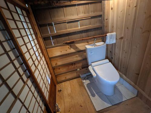 自然と触れ合える宿みのむし的木质结构的浴室设有卫生间
