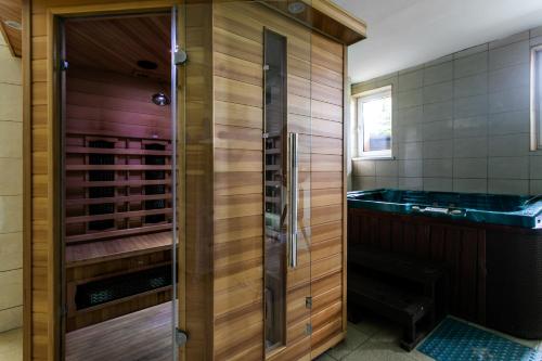 KocońMADOHORA ŚLEMIEŃ的带淋浴和浴缸的浴室