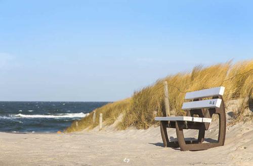 奥茨塞巴德·迪尔哈根DUENENBLICK App Nr 4 max 4 Pers的坐在海边的长椅
