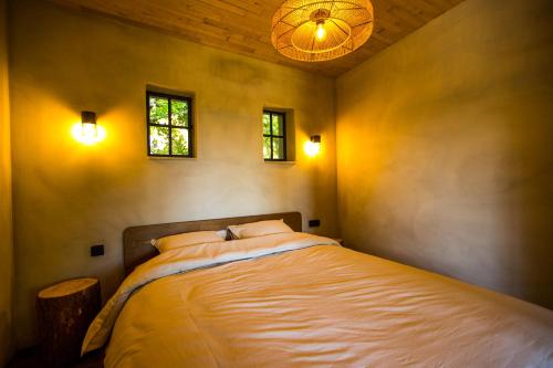 霍尔斯贝克The cabin Morris的一间卧室配有带2个枕头的床