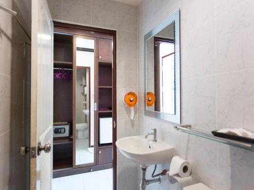 奥南海滩The Haleeva Aonang - SHA Certified的白色的浴室设有水槽和镜子