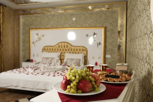 阿马西亚Lalehan Hotel Special Class的一间卧室配有一张床和一张带水果的桌子