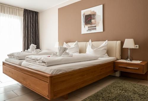 弗伦斯堡Hotel Fruerlund的卧室配有带白色枕头的大床