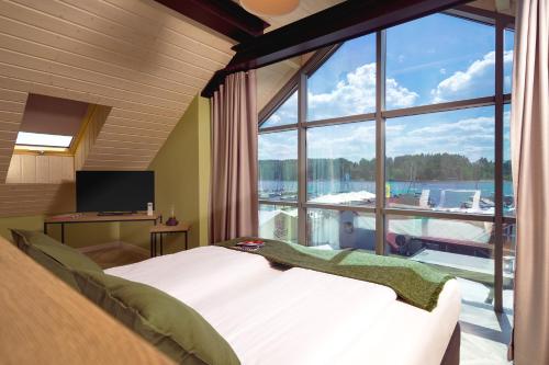 米科瓦伊基Kamienica Portowa的卧室设有大窗户,享有码头的景色