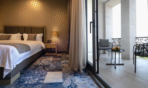 埃里温Sphera by Stellar Hotels, Yerevan的一间卧室设有一张大床和一个大窗户