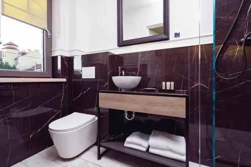 米科瓦伊基Kamienica Portowa的浴室配有卫生间和水槽。