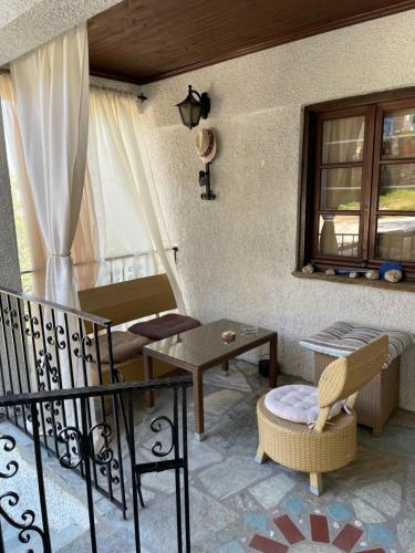 基索斯Mr Apostolos Guesthouse的阳台配有桌椅和窗户。