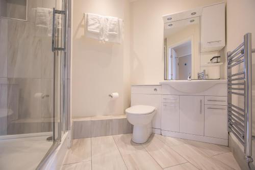 都柏林Parnell Corner Apartments的白色的浴室设有卫生间和淋浴。