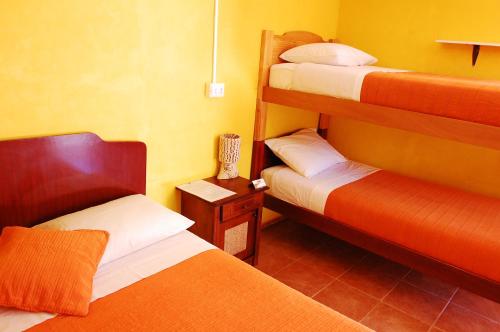 圣佩德罗·德·阿塔卡马米斯康提旅舍的小房间设有两张双层床和一张桌子