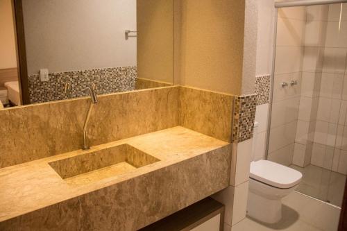 Chapadão do SulRosa Vilma Hotel的带浴缸、卫生间和淋浴的浴室。